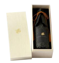 上質な木箱とラベルは故・山本寛斎氏率いる寛斎スーパースタジオのデザイン。大切な方へのギフトとしてもおすすめです。