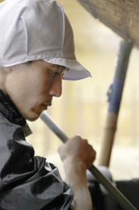 【蔵の移転:回想7】新蔵で初めての木桶の仕込み。酢蔵の新人、中森くんの画像