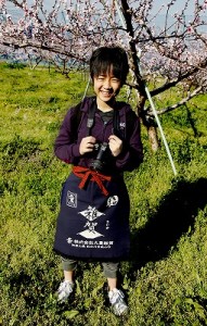 桃の花に囲まれた蔵の画像