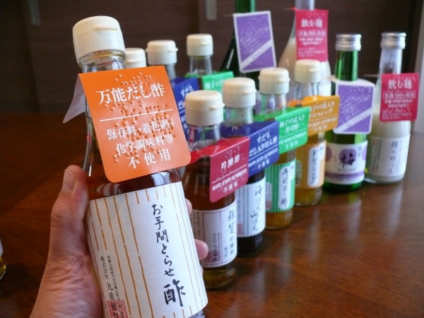 首かけに商品の名前や説明を点字で入れた弊社の食酢、調味酢、ノンアルコール飲料