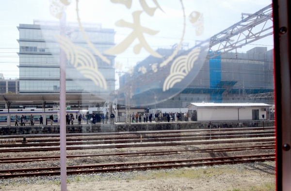 満員御礼!ホームでお客様がお待ちです。