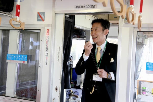 弊社の雜賀社長もみなさまにごあいさつ。お酢とお酒の蔵のご紹介を。