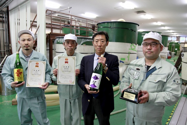 弊社日本酒製造課スタッフとともに