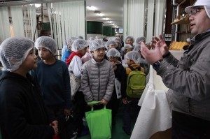 【蔵見学】紀の川市少年少女発明クラブ 小学生たち26人が社会見学の画像