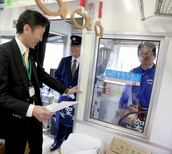 この日は、南海電鉄の車掌さんも、司会者も、「加太」前掛けでおもてなし。マイクは車掌室から。