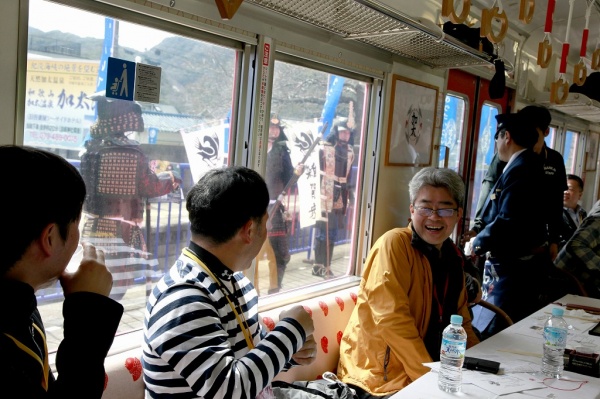 雜賀衆の末裔でもある弊社。雑賀祭りとのコラボ企画もあり、加太駅では、なんと甲冑鯛がお出迎え。